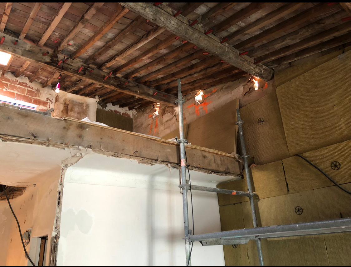 a plafond R3 charpente nue avant carré LED.jpg